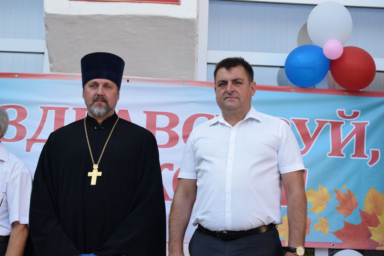 Torzhestvennaya linejka posvyashennaya Dnju Znanij 01