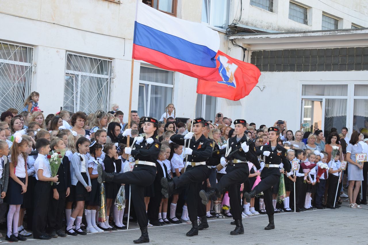 Torzhestvennaya linejka posvyashennaya Dnju Znanij 01