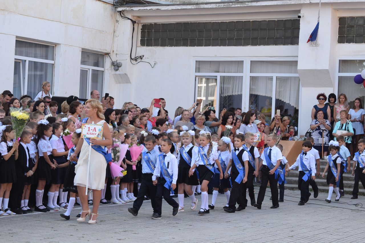 Torzhestvennaya linejka posvyashennaya Dnju Znanij 01