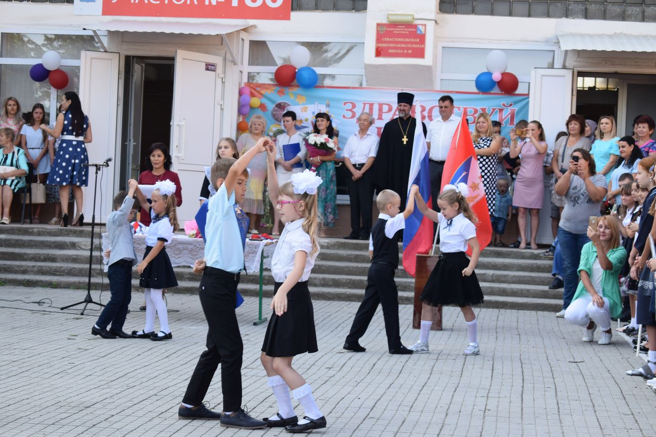 Torzhestvennaya linejka posvyashennaya Dnju Znanij 01