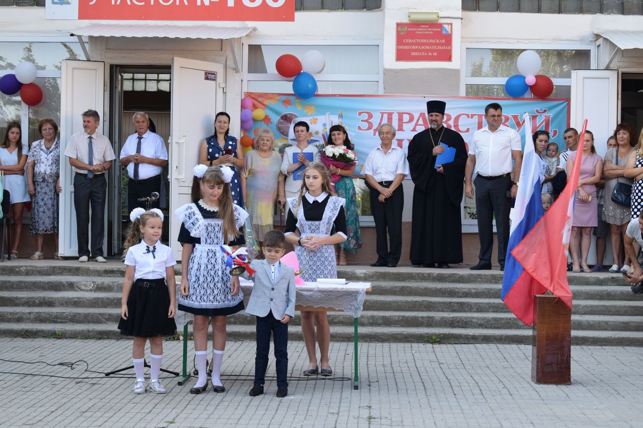 Torzhestvennaya linejka posvyashennaya Dnju Znanij 01