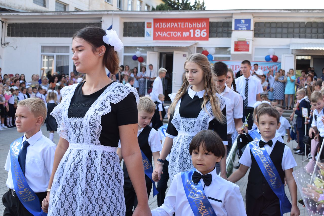 Torzhestvennaya linejka posvyashennaya Dnju Znanij 01