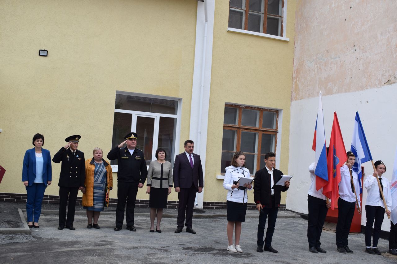 V SOSH №13 proshla torzhestvennaya linejka posvyasheniya v Kachincy 01