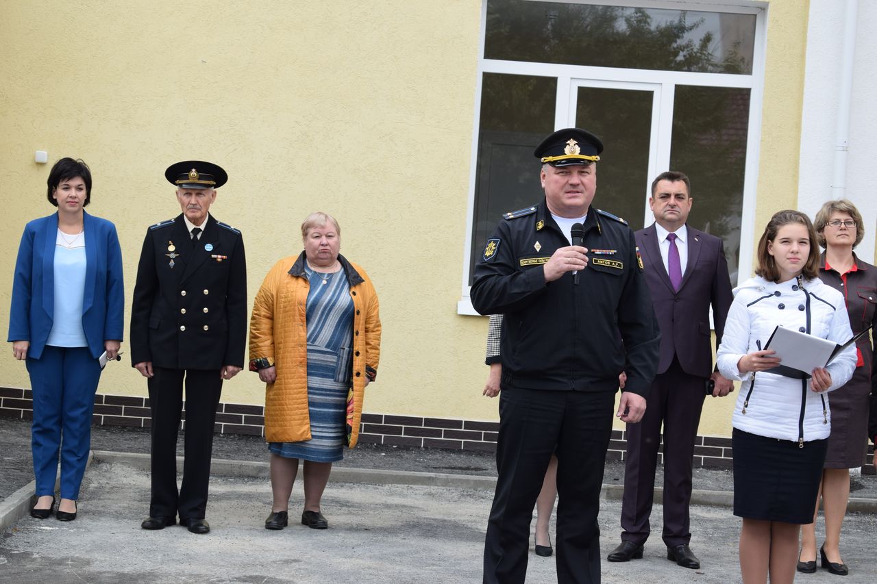 V SOSH №13 proshla torzhestvennaya linejka posvyasheniya v Kachincy 01