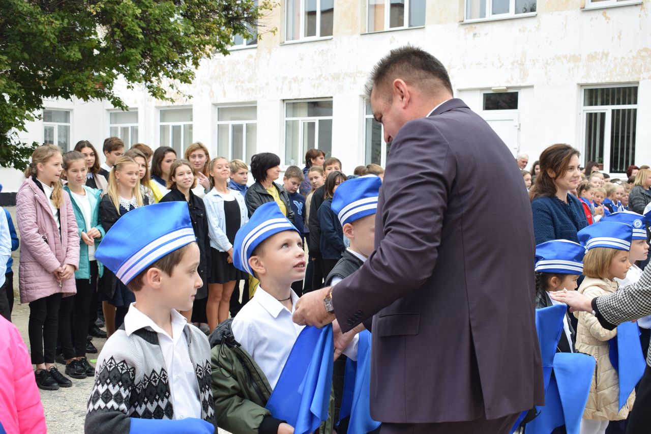 V SOSH №13 proshla torzhestvennaya linejka posvyasheniya v Kachincy 01