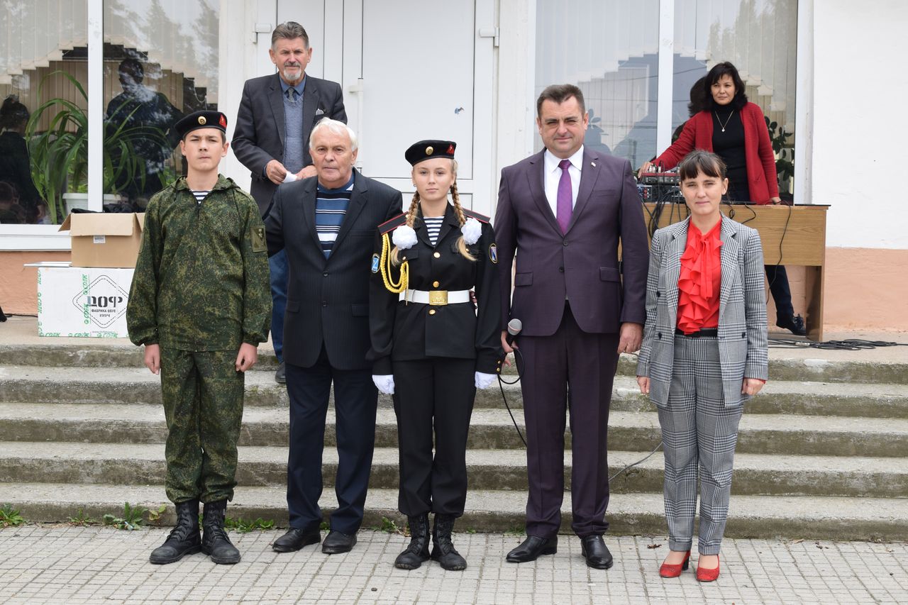 Po sluchaju pobedy v Kross biatlone, v shkole 46 proshla torzhestvennaya linejka 01