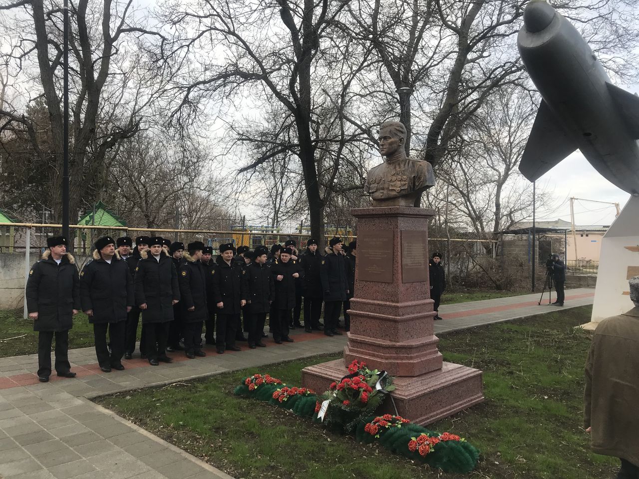 torzhestvennyj miting posvyashjonnye pamyati dvazhdy geroya sovetskogo sojuza amet hana sultana 01
