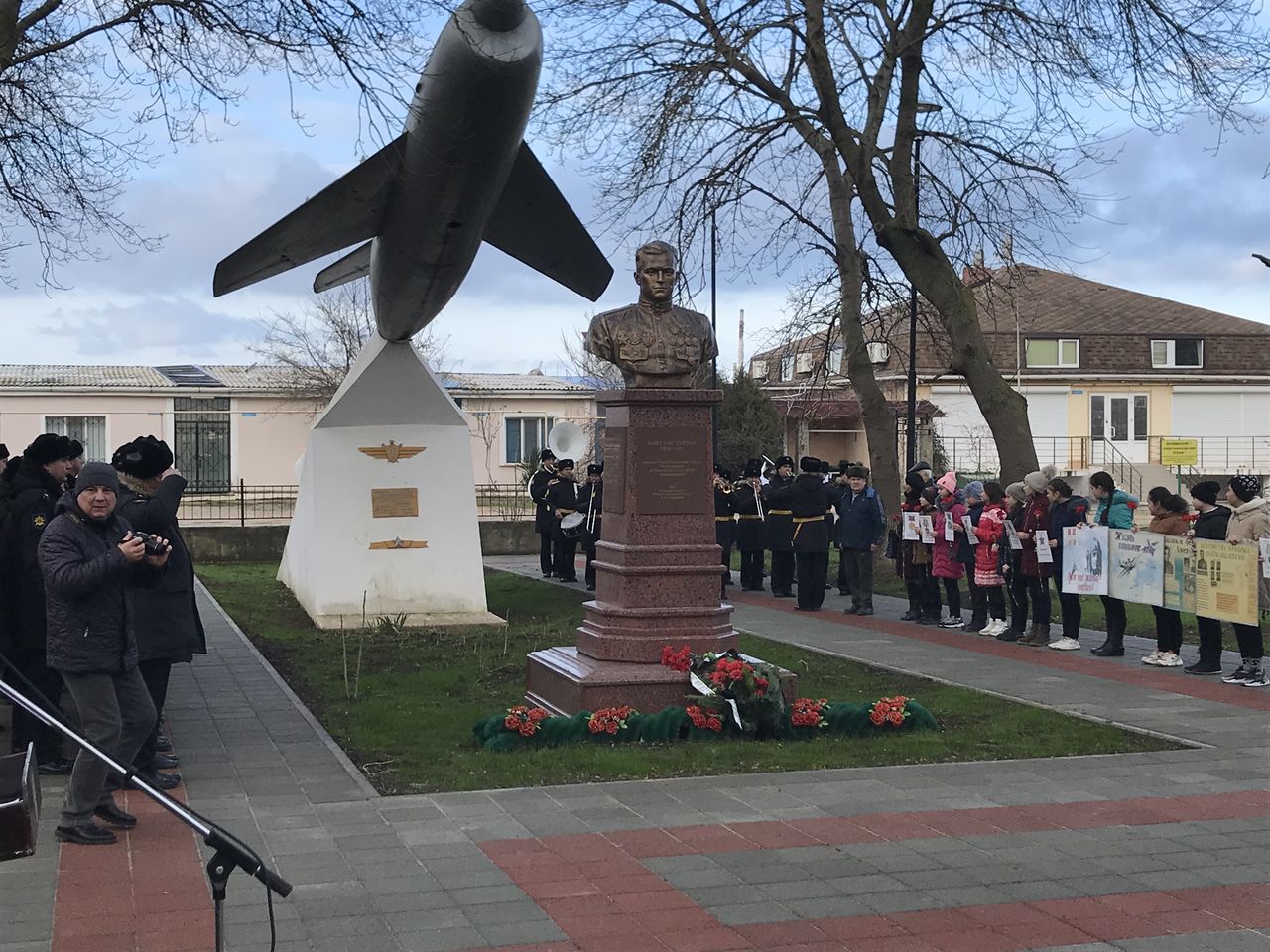 torzhestvennyj miting posvyashjonnye pamyati dvazhdy geroya sovetskogo sojuza amet hana sultana 01