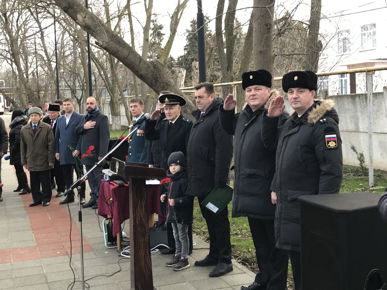 torzhestvennyj miting posvyashjonnye pamyati dvazhdy geroya sovetskogo sojuza amet hana sultana 01