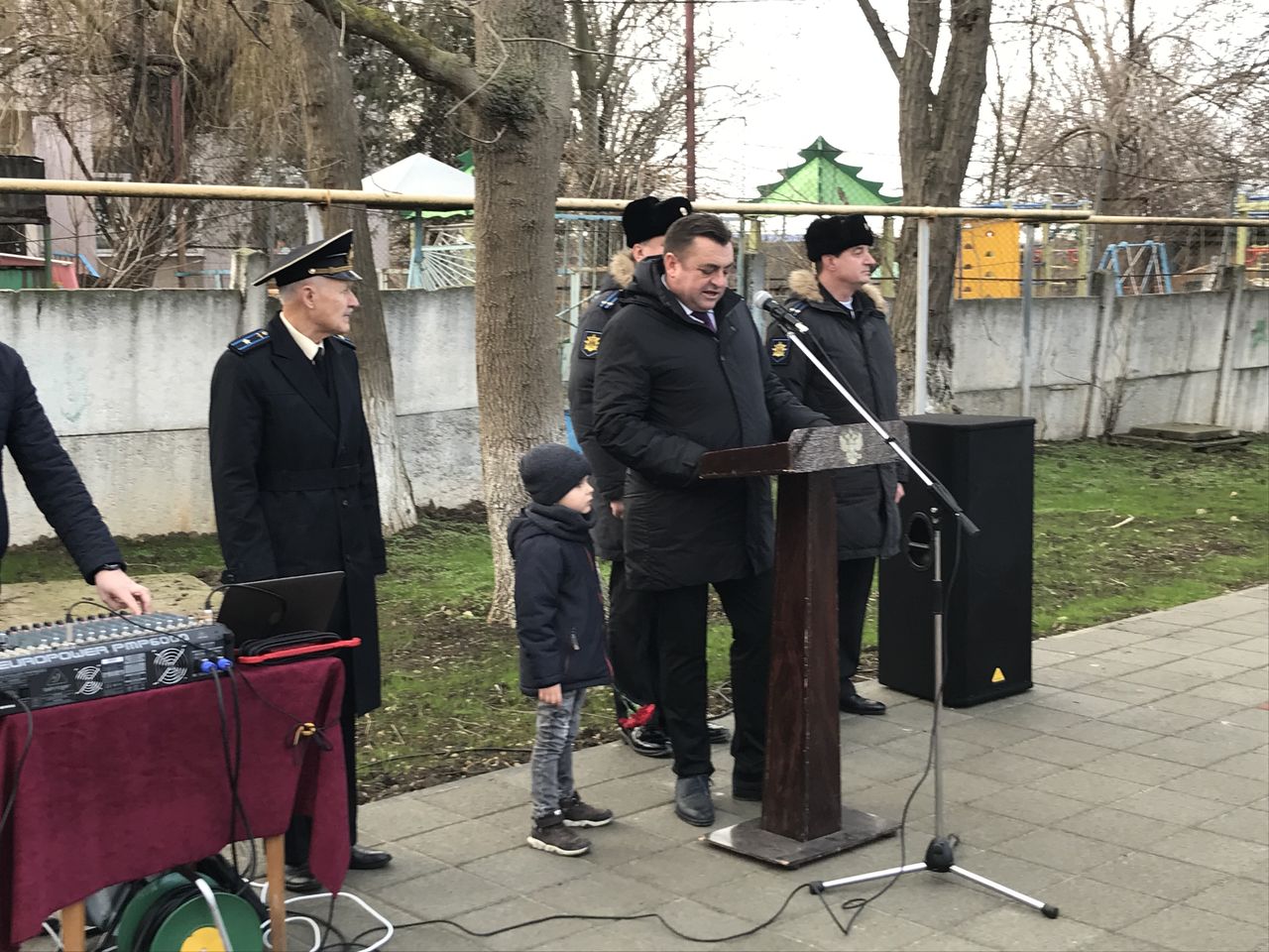 torzhestvennyj miting posvyashjonnye pamyati dvazhdy geroya sovetskogo sojuza amet hana sultana 01