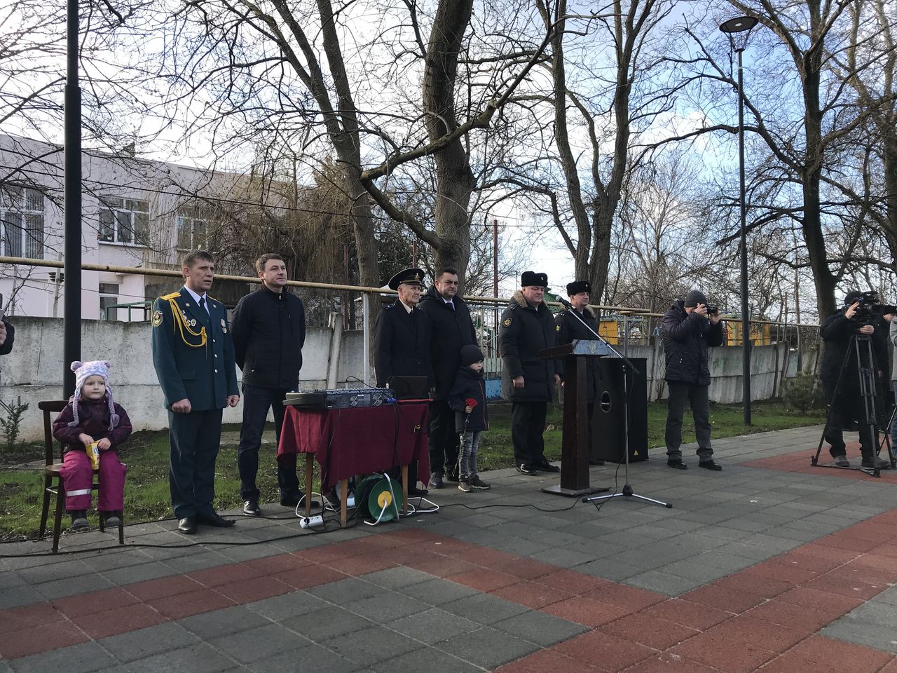 torzhestvennyj miting posvyashjonnye pamyati dvazhdy geroya sovetskogo sojuza amet hana sultana 01