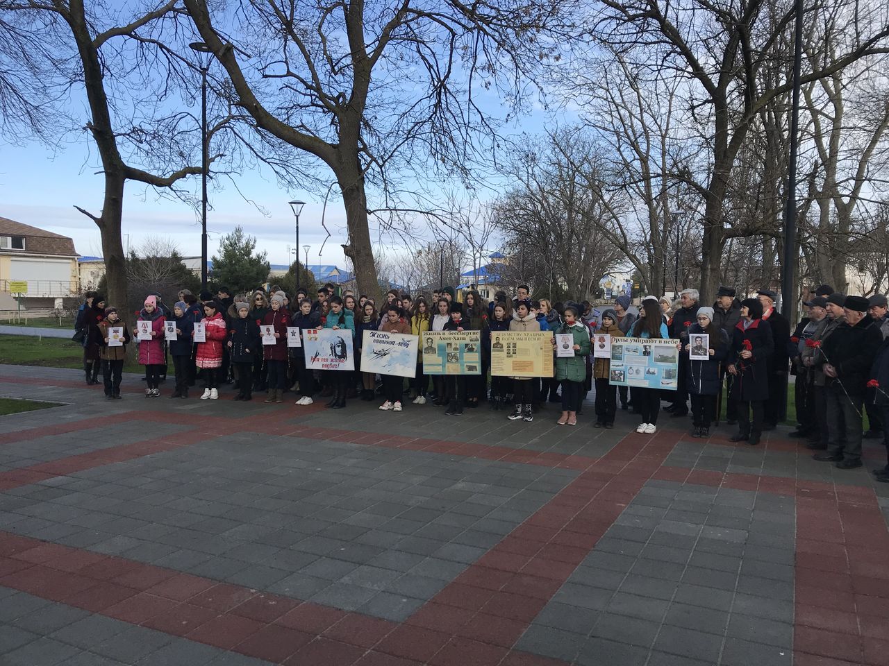 torzhestvennyj miting posvyashjonnye pamyati dvazhdy geroya sovetskogo sojuza amet hana sultana 01