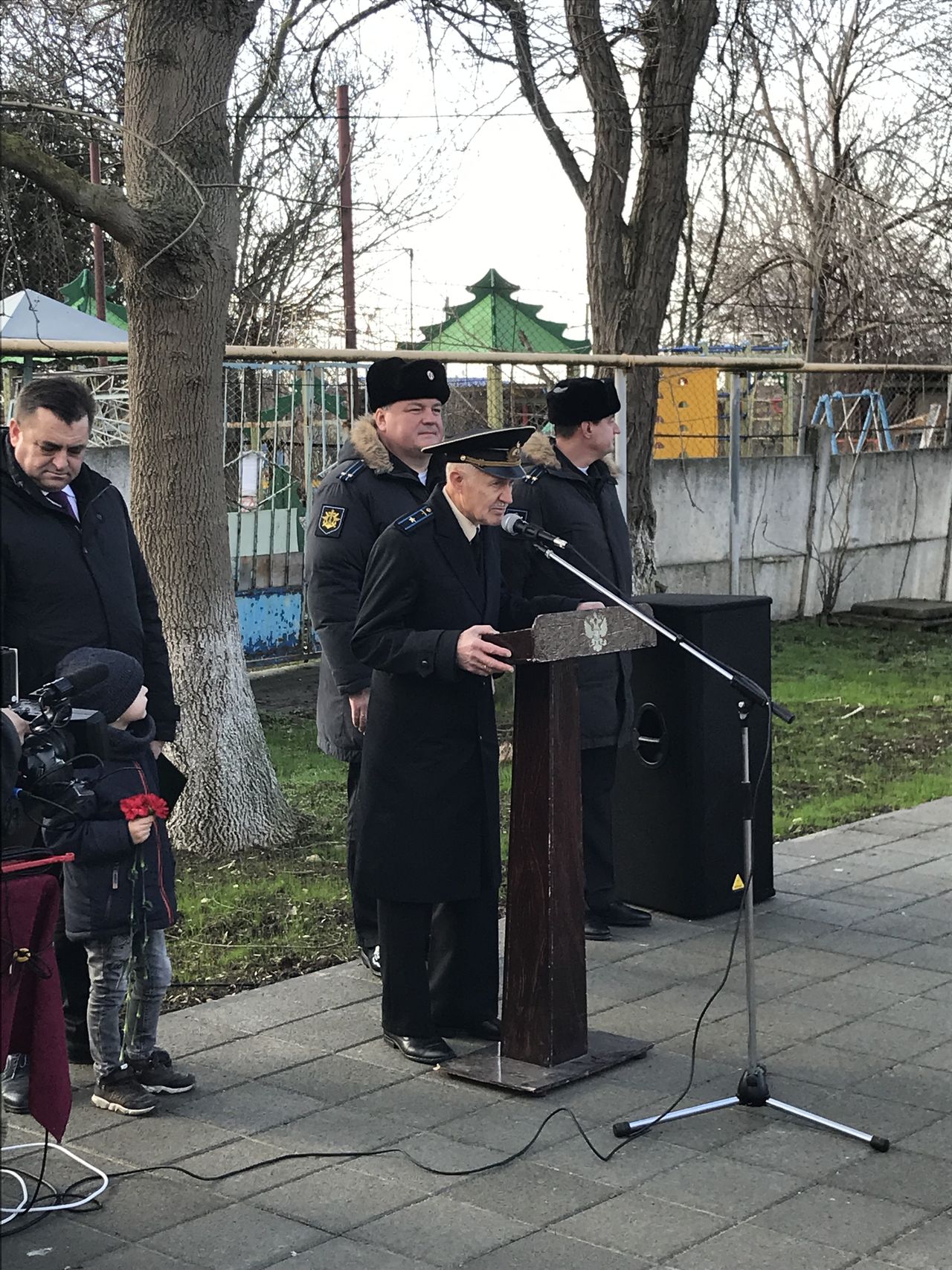 torzhestvennyj miting posvyashjonnye pamyati dvazhdy geroya sovetskogo sojuza amet hana sultana 01