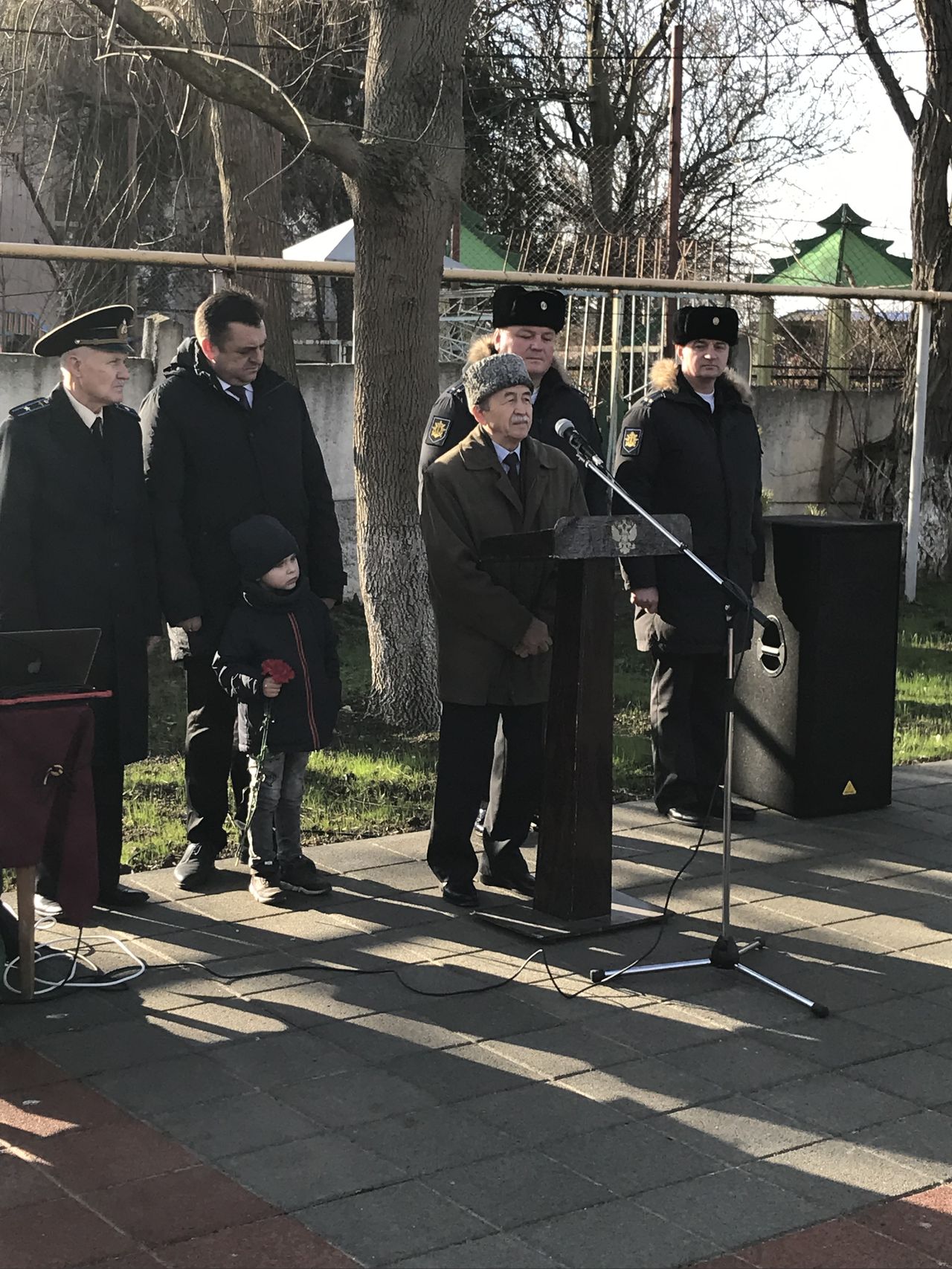 torzhestvennyj miting posvyashjonnye pamyati dvazhdy geroya sovetskogo sojuza amet hana sultana 01
