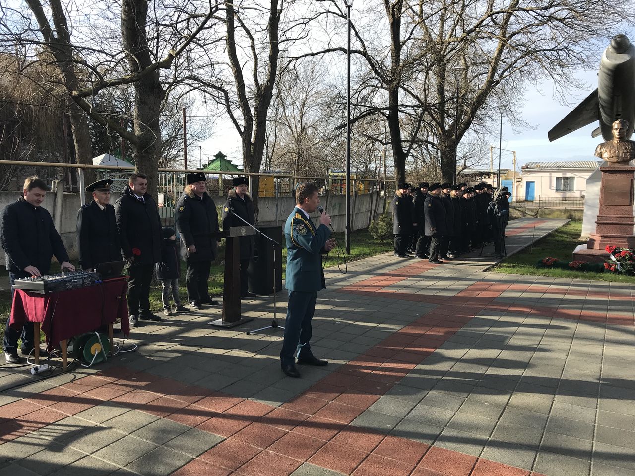 torzhestvennyj miting posvyashjonnye pamyati dvazhdy geroya sovetskogo sojuza amet hana sultana 01
