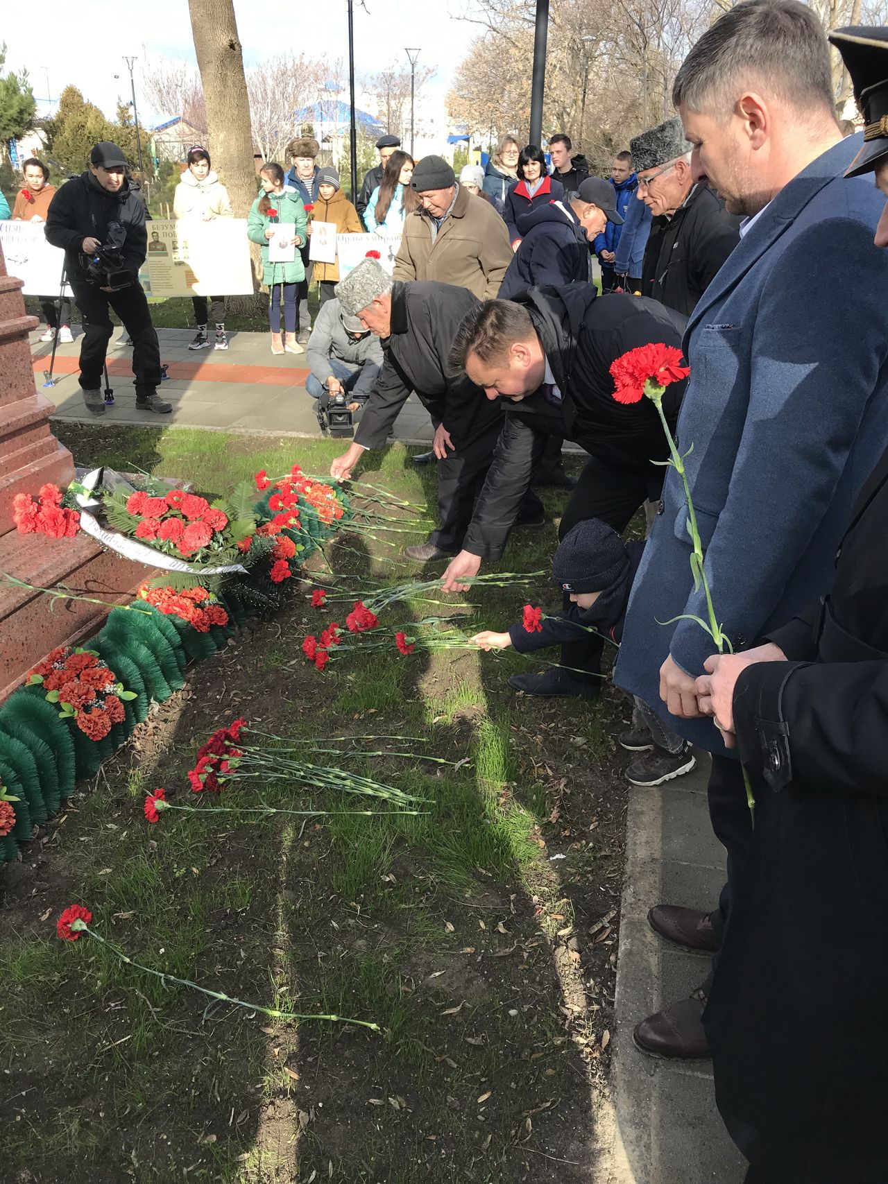 torzhestvennyj miting posvyashjonnye pamyati dvazhdy geroya sovetskogo sojuza amet hana sultana 01