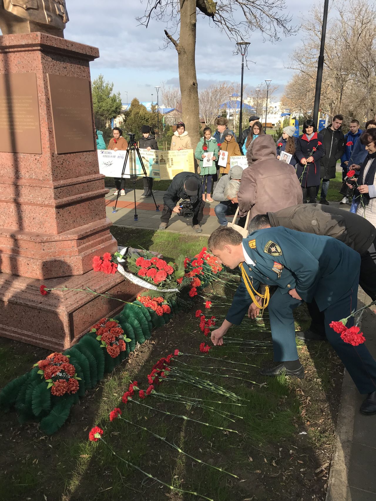 torzhestvennyj miting posvyashjonnye pamyati dvazhdy geroya sovetskogo sojuza amet hana sultana 01