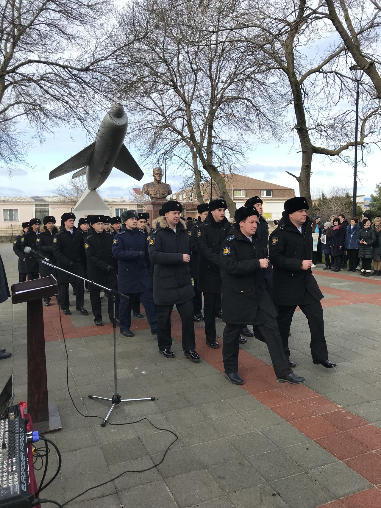 torzhestvennyj miting posvyashjonnye pamyati dvazhdy geroya sovetskogo sojuza amet hana sultana 01