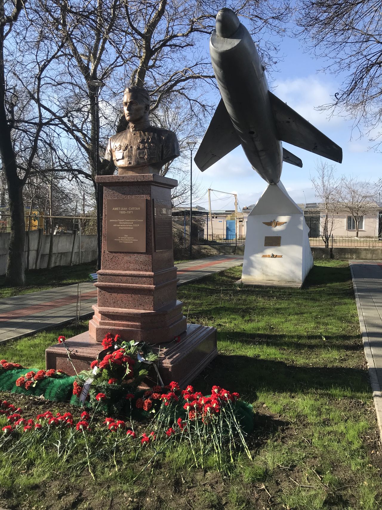 torzhestvennyj miting posvyashjonnye pamyati dvazhdy geroya sovetskogo sojuza amet hana sultana 01