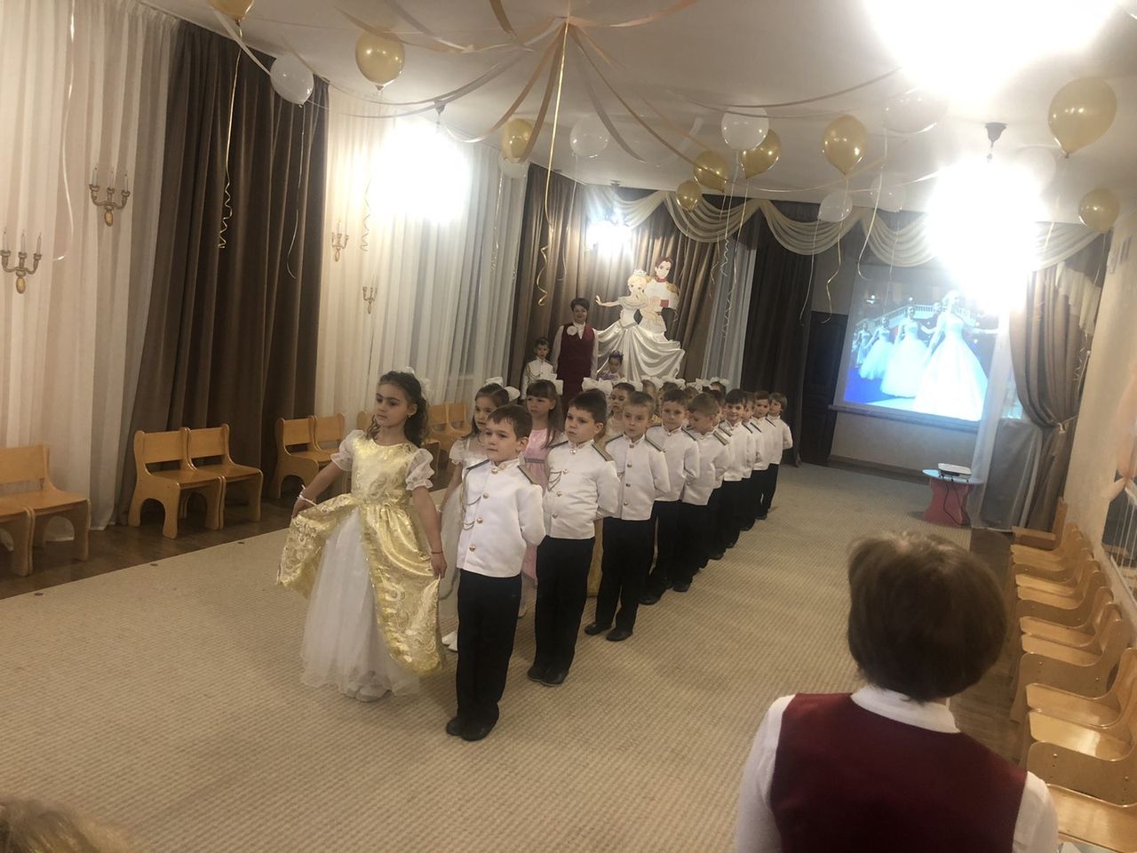 v detskom sadu №103, v preddverii 23 fevralya, sostoyalsya kadetskij bal 1