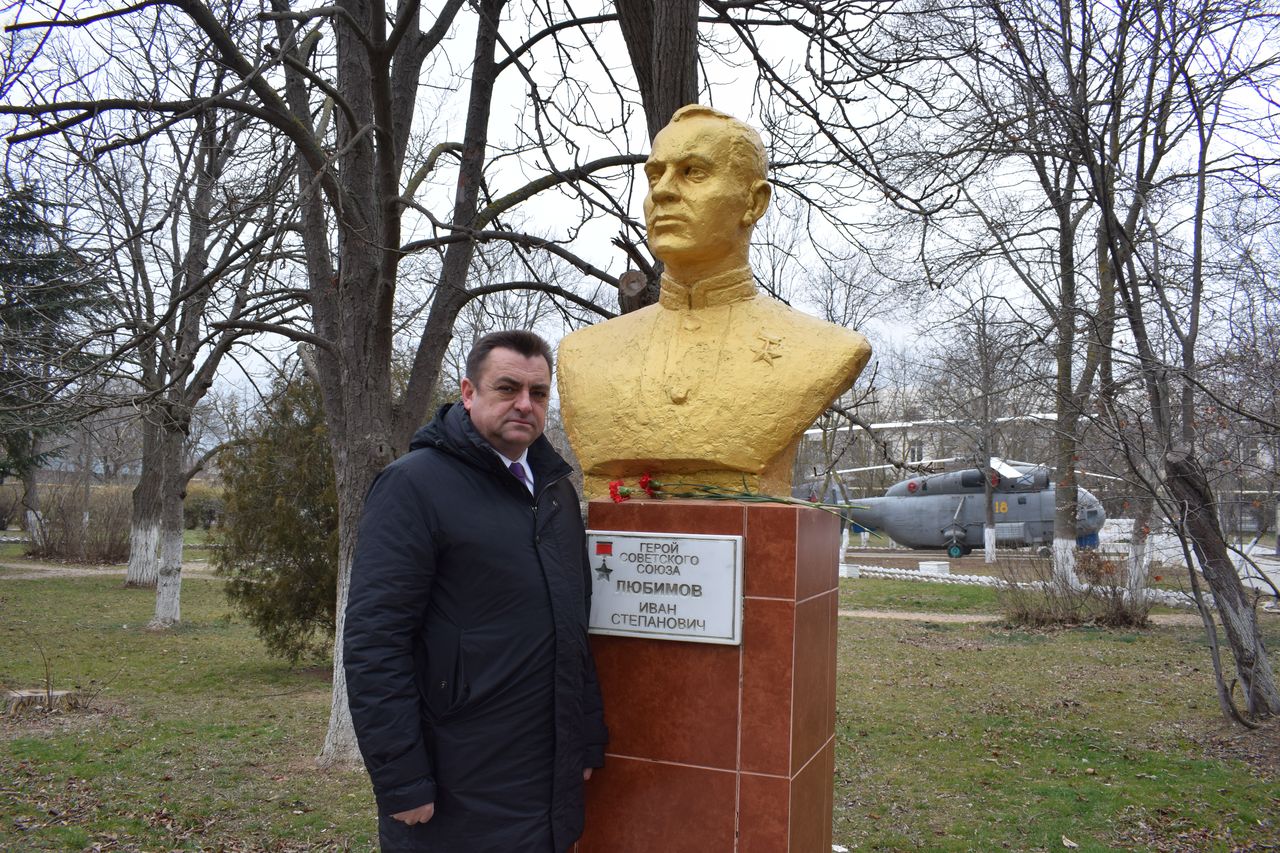 torzhestvennyj miting posvyashennyj 23 fevralya 01