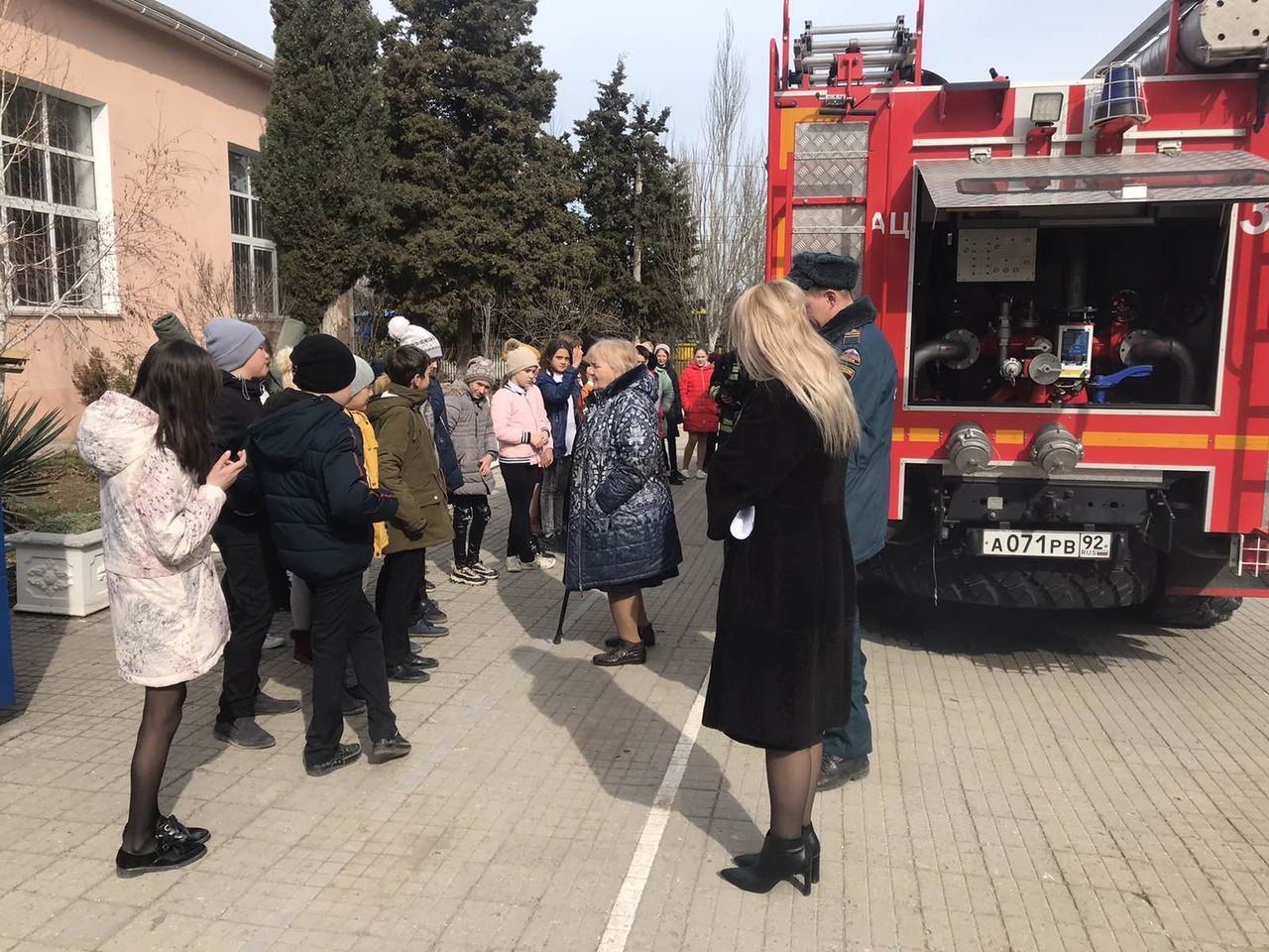 v sosh №46 proshli pokazatelnye vystupleniya pozharnyh 01