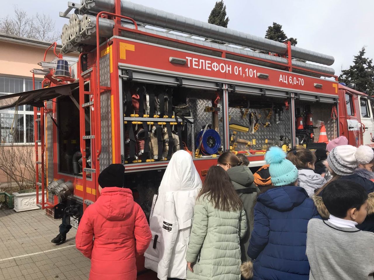 v sosh №46 proshli pokazatelnye vystupleniya pozharnyh 01