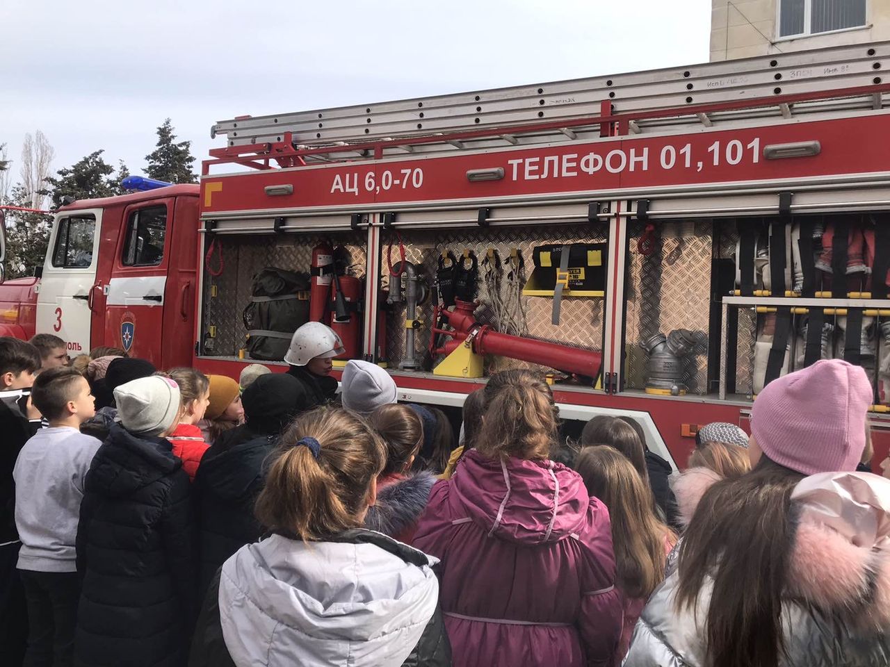 v sosh №46 proshli pokazatelnye vystupleniya pozharnyh 01
