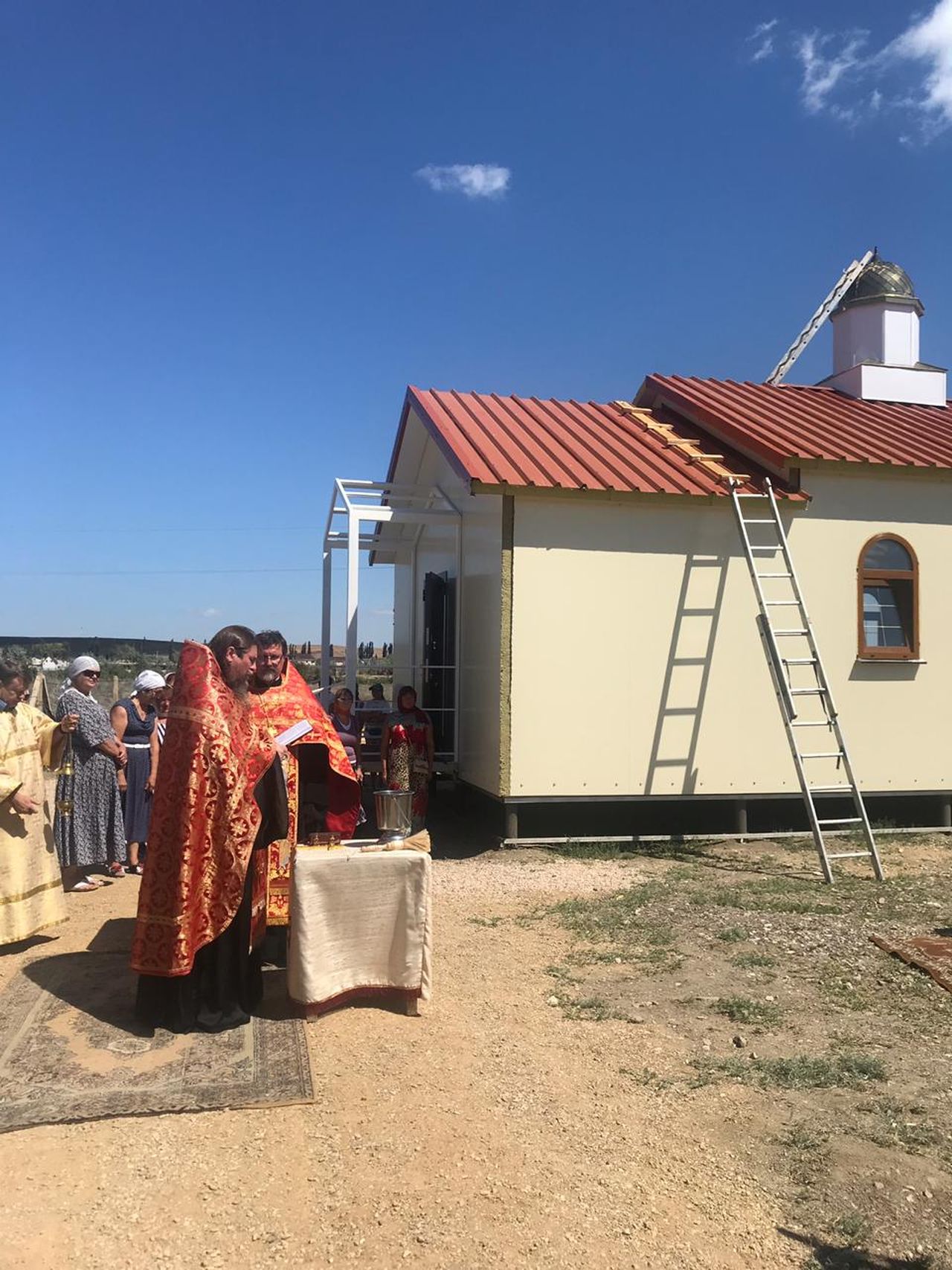 osvyashenie i ustanovka na kupol kresta 01