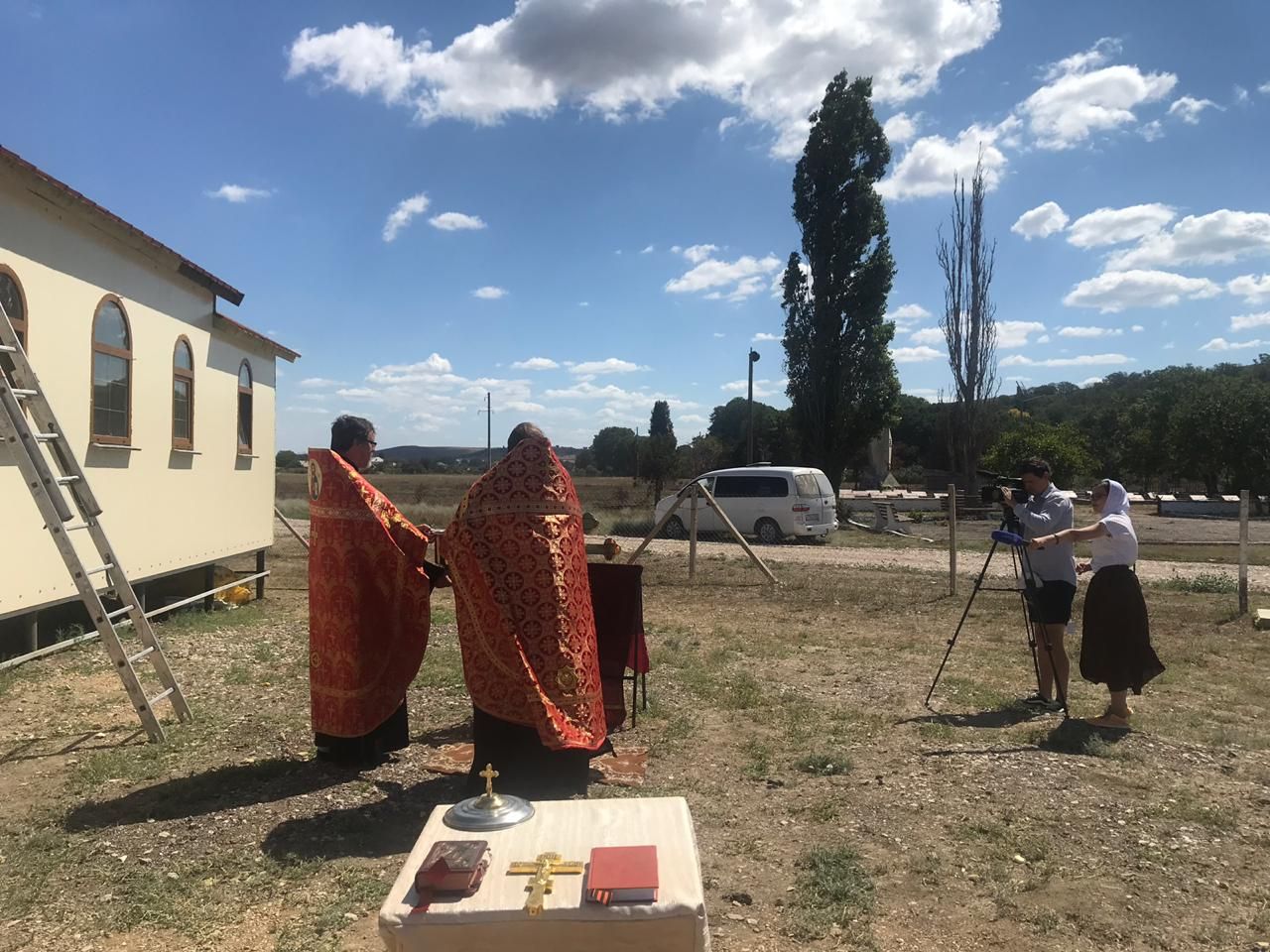 osvyashenie i ustanovka na kupol kresta 01