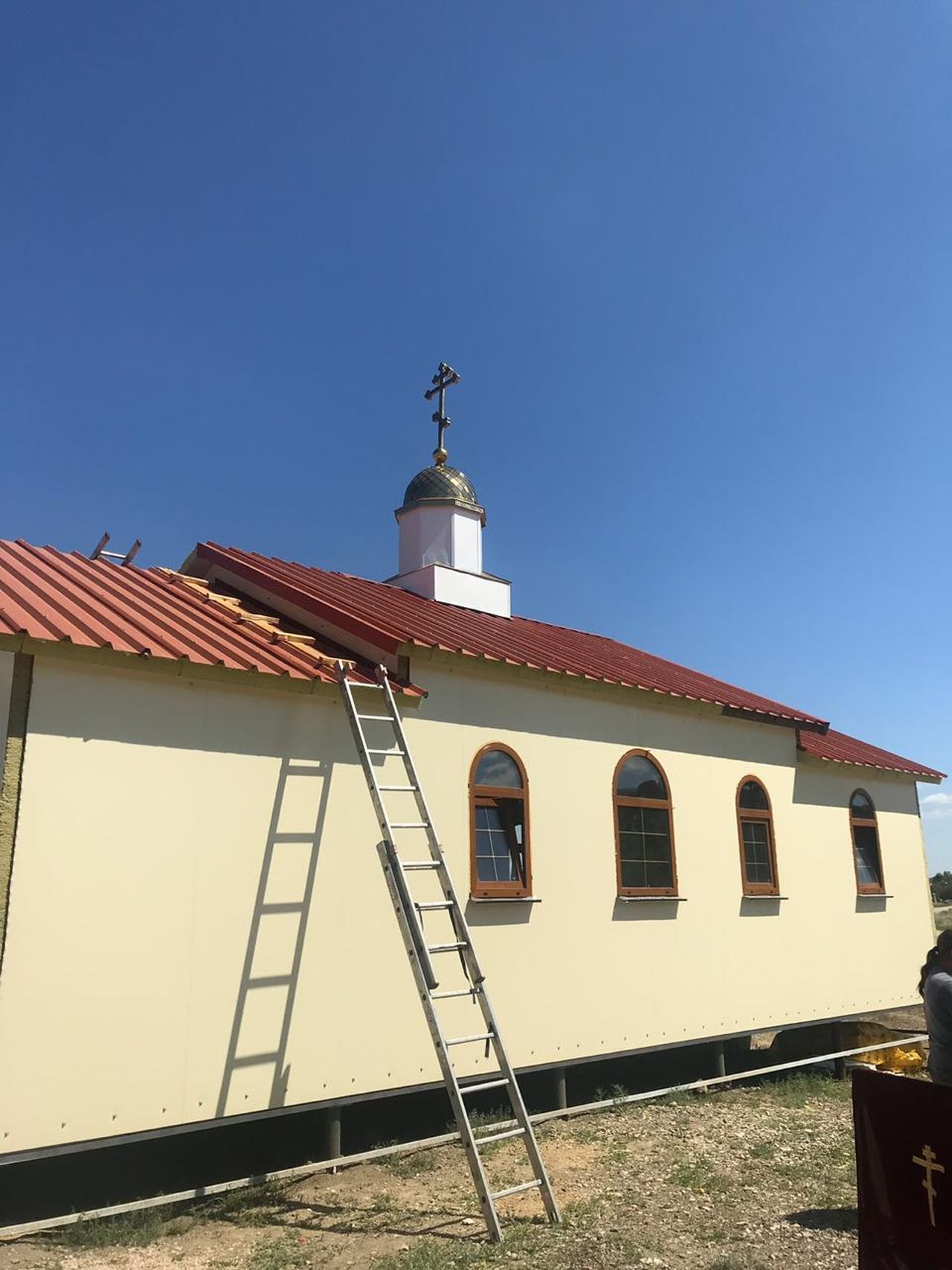 osvyashenie i ustanovka na kupol kresta 01