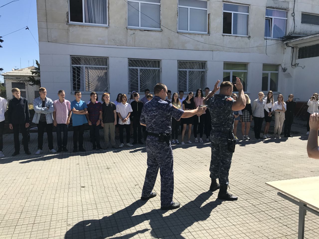 pokazatelnyj urok lekciya v shkolah s glavnym upravleniem rosgvardii po respublike krym i gorodu sevastopolju. 01