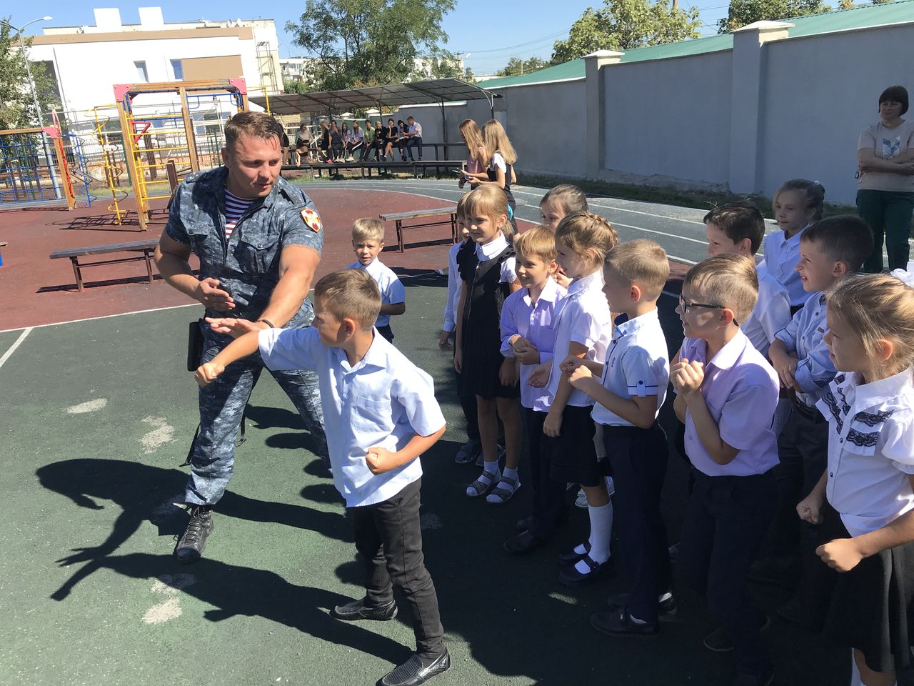 pokazatelnyj urok lekciya v shkolah s glavnym upravleniem rosgvardii po respublike krym i gorodu sevastopolju. 01