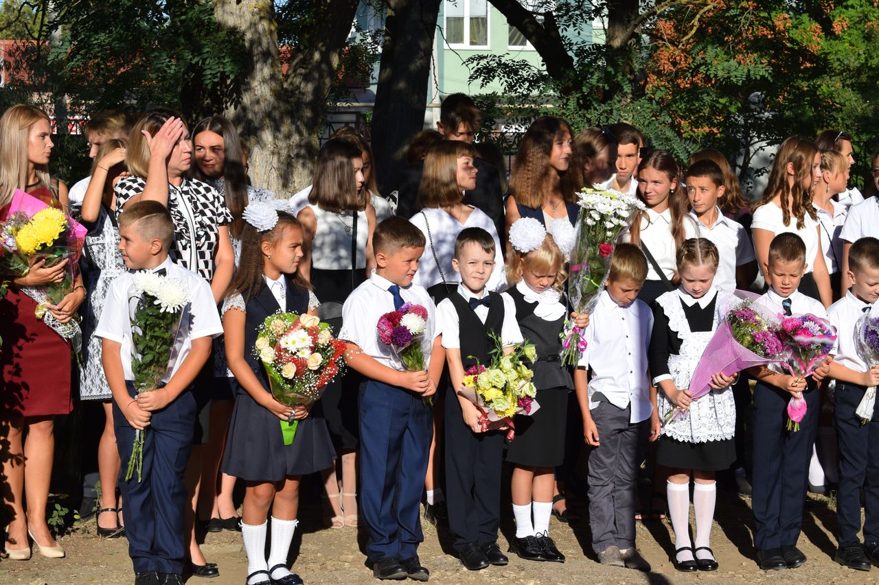 Torzhestvennaya linejka posvyashennaya Dnju znanij 01