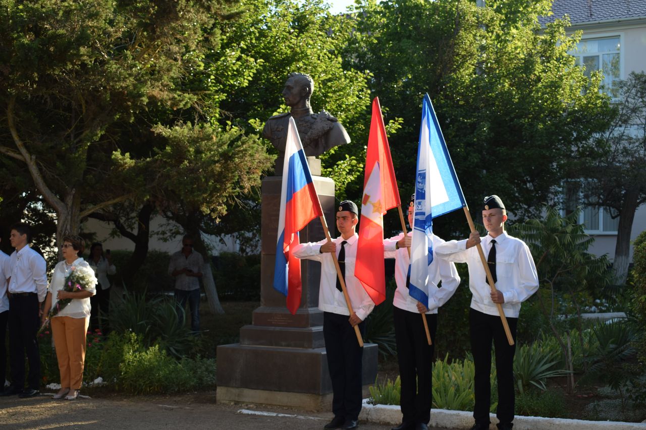 Torzhestvennaya linejka posvyashennaya Dnju znanij 01