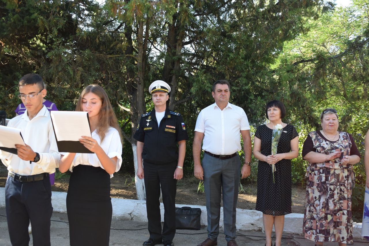 Torzhestvennaya linejka posvyashennaya Dnju znanij 01