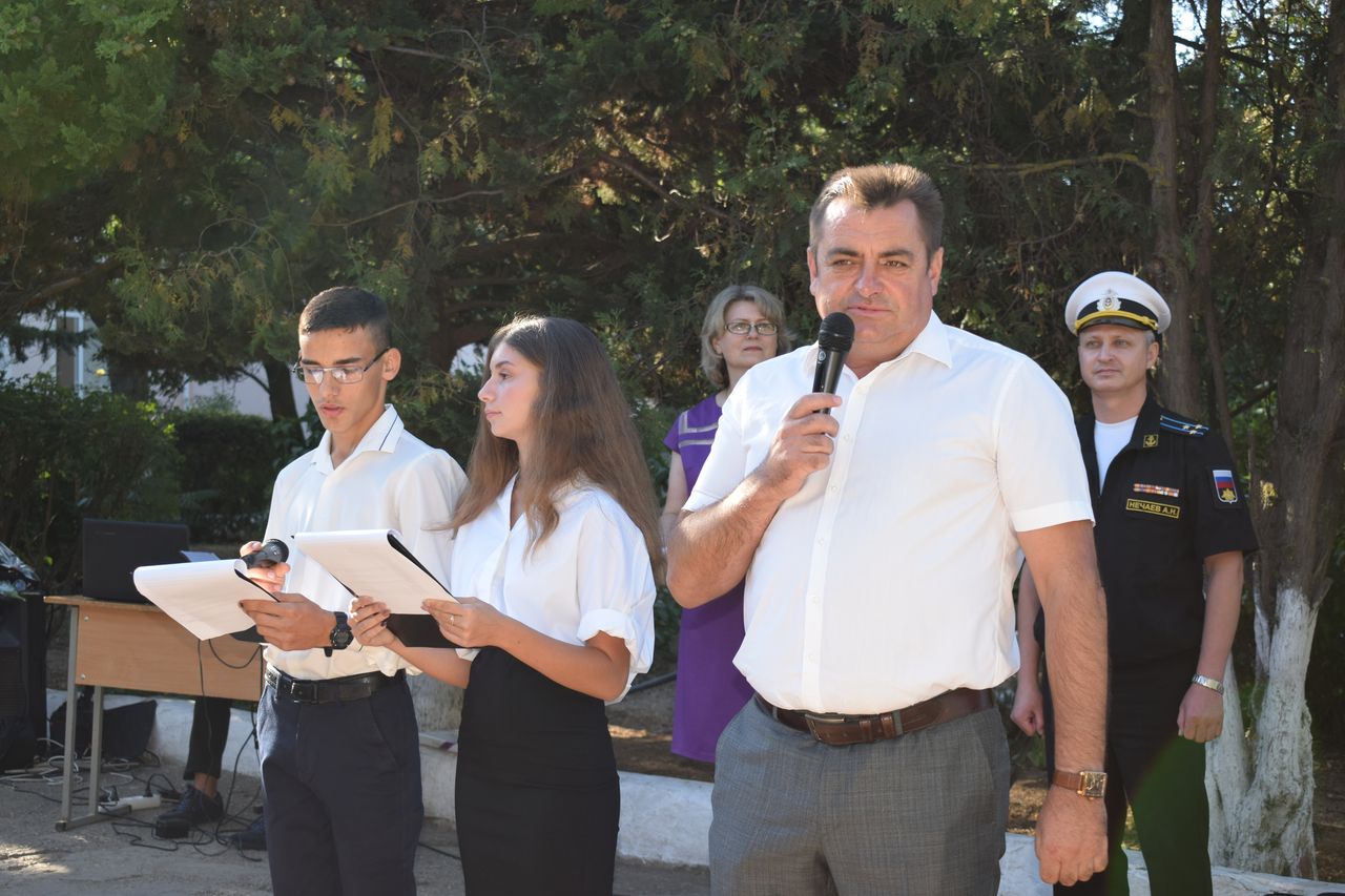 Torzhestvennaya linejka posvyashennaya Dnju znanij 01