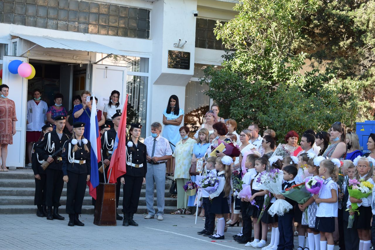 Torzhestvennaya linejka posvyashennaya Dnju znanij 01