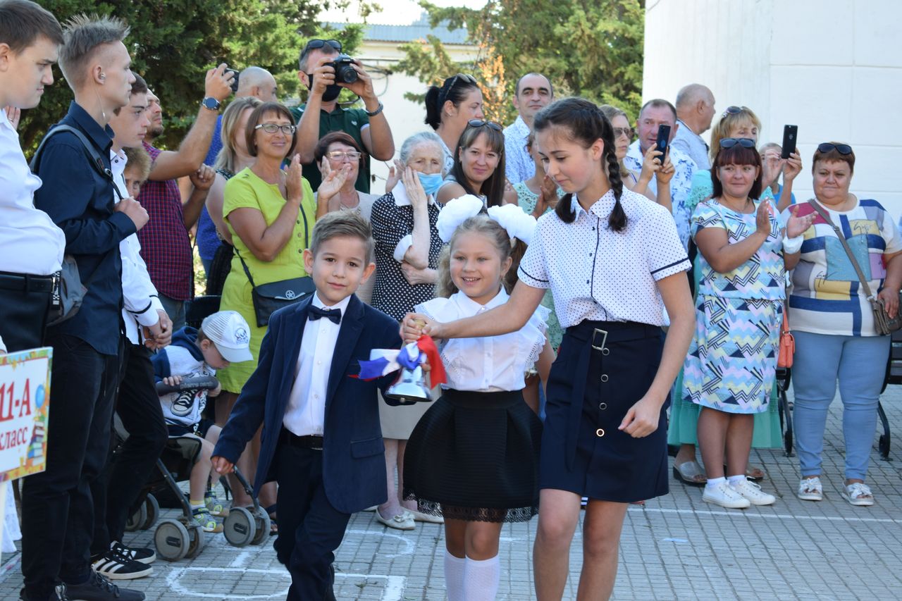 Torzhestvennaya linejka posvyashennaya Dnju znanij 01
