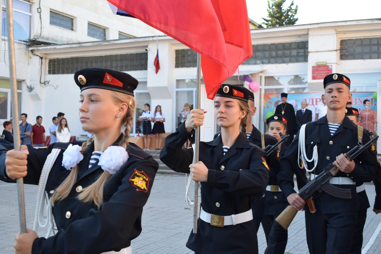 Torzhestvennaya linejka posvyashennaya Dnju znanij 01