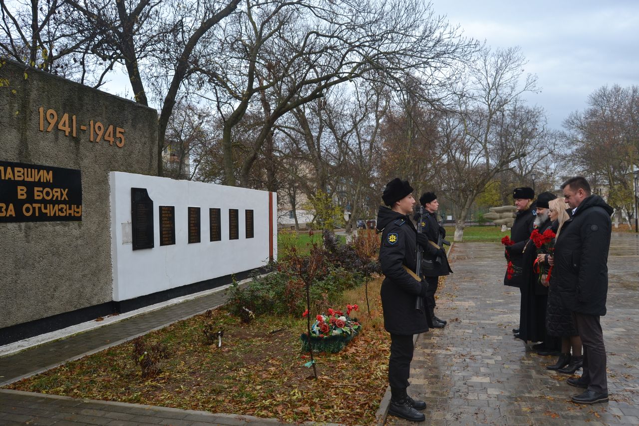 vozlozhenie cvetov v chest denya geroev otechestva 01