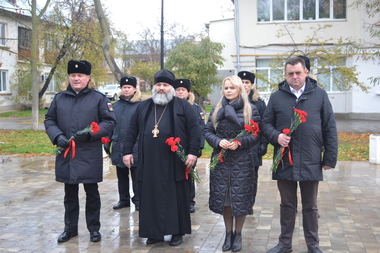 vozlozhenie cvetov v chest denya geroev otechestva 01