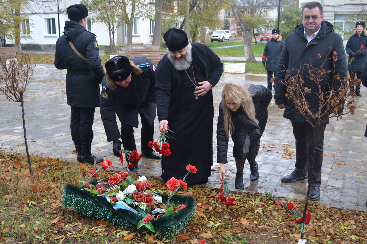 vozlozhenie cvetov v chest denya geroev otechestva 01