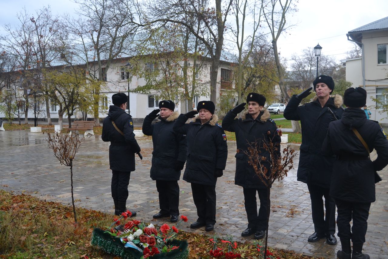 vozlozhenie cvetov v chest denya geroev otechestva 01