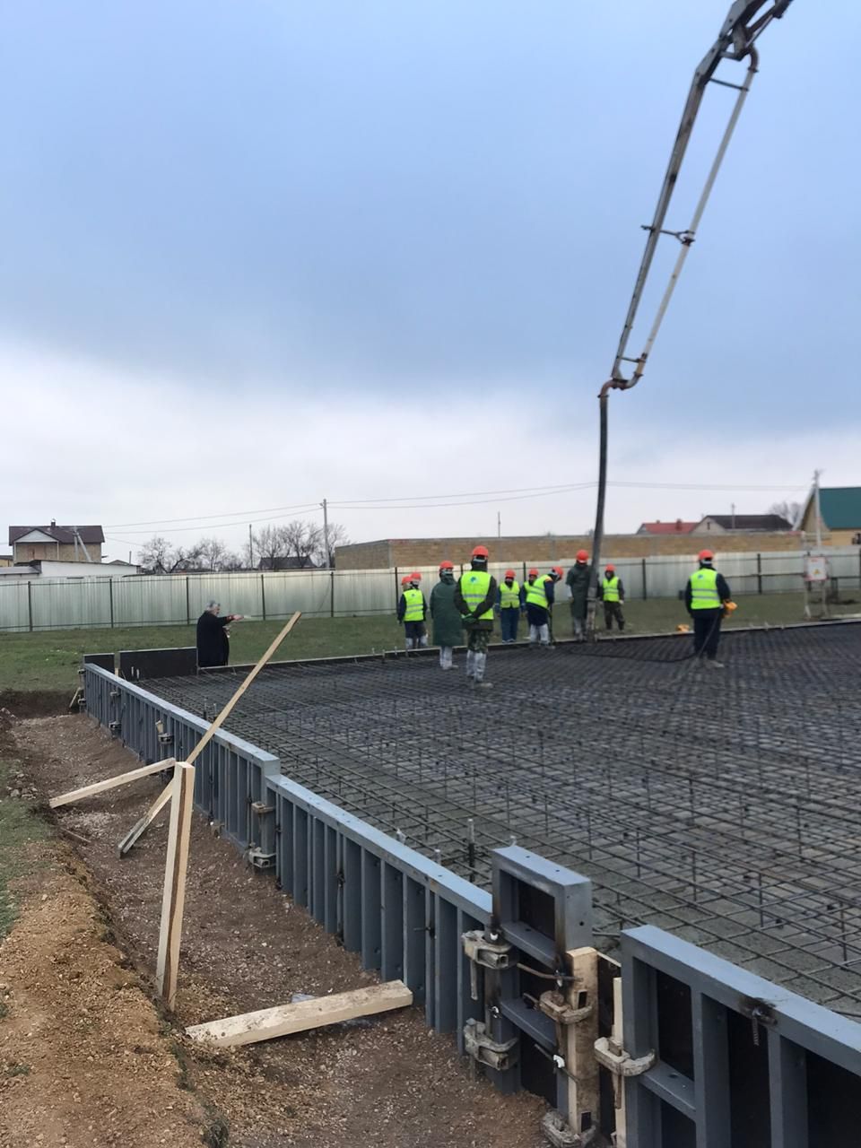 osvyashenie i betonirovanie fundamentnoj plity pod igrovoj zal fok 01