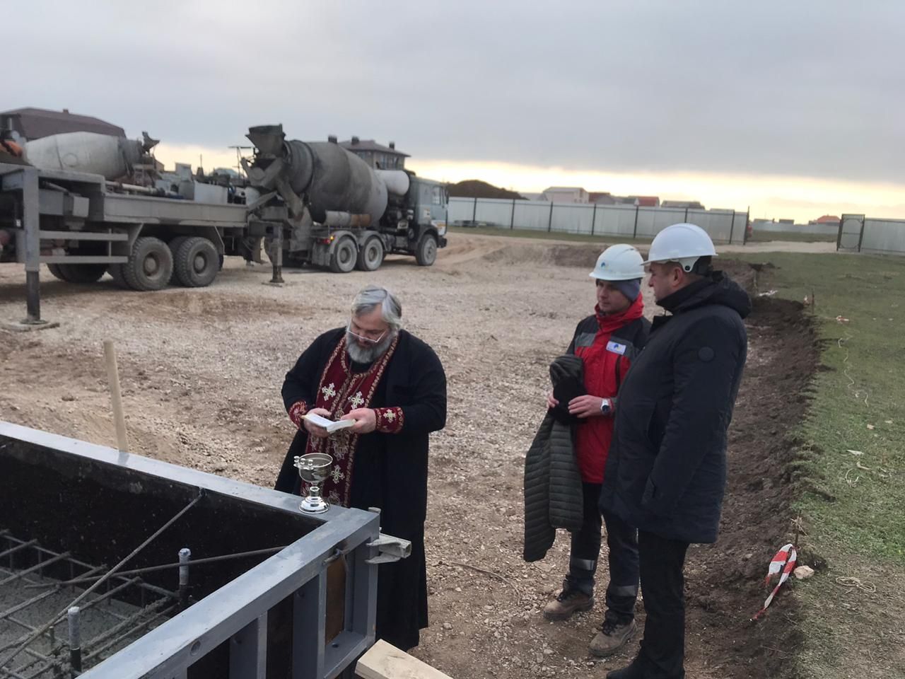 osvyashenie i betonirovanie fundamentnoj plity pod igrovoj zal fok 01