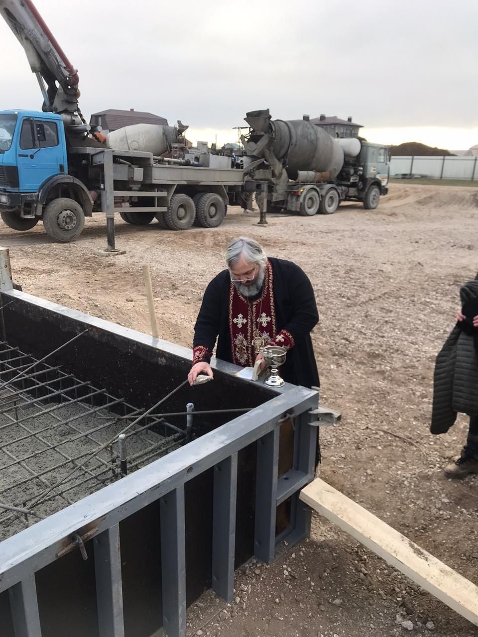 osvyashenie i betonirovanie fundamentnoj plity pod igrovoj zal fok 01