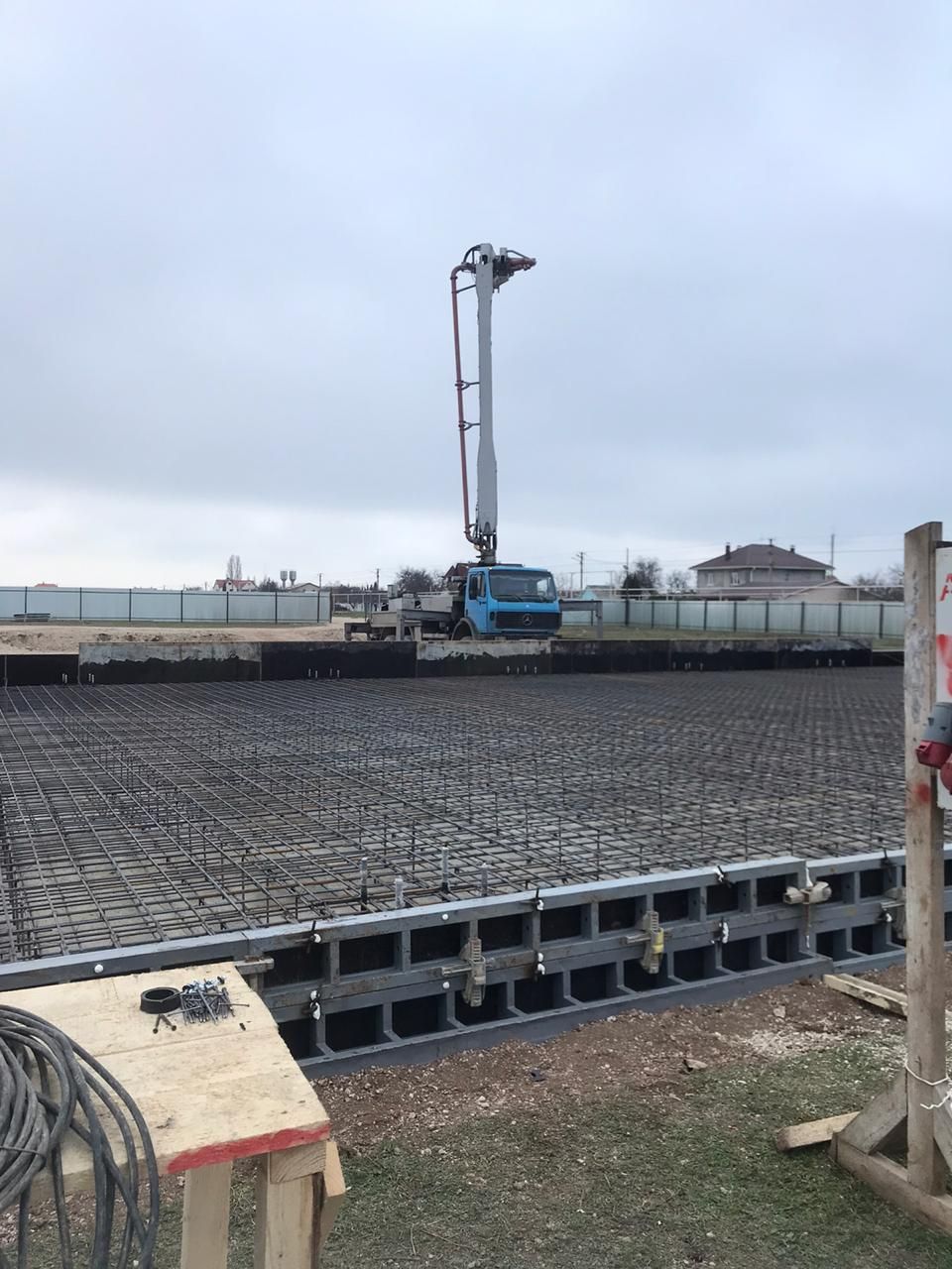 osvyashenie i betonirovanie fundamentnoj plity pod igrovoj zal fok 01