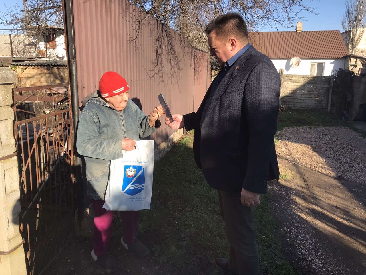 glava pozdravil na domu zhitelej s nastupajushim novym godom 01