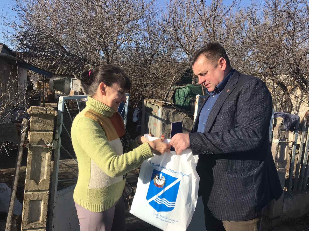 glava pozdravil na domu zhitelej s nastupajushim novym godom 01